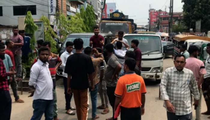 ​মৌলভীবাজারে পাম্প মালিকদের ধর্মঘট, পরিবহন শ্রমিকদের সড়ক অবরোধ