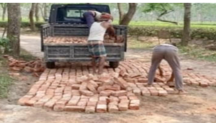 মাধবপুরে মন্ত্রী আসবেন তাই জোড়াতালি দিয়ে রাস্তার সংস্কার চলছে