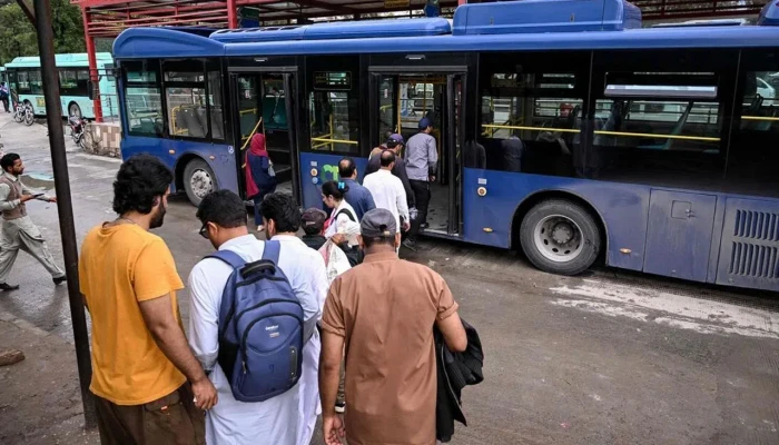 জ্বালানি সংকটে গণপরিবহন সেবা ফ্রি করার ঘোষণা পাকিস্তানের