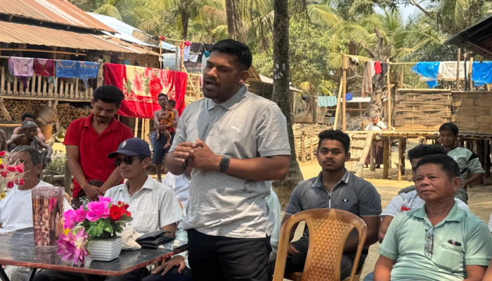 দূর্গম চূশক পাড়ায় নাইমুল ইসলাম রনি'র ক্রীড়া সামগ্রী বিতরণ