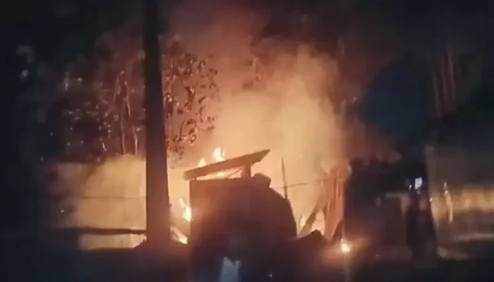 চাঁদাবাজি ও আধিপত্যের দ্বন্দ্বে ছাত্রদল নেতার বাড়িতে যুবদল নেতার আগুন