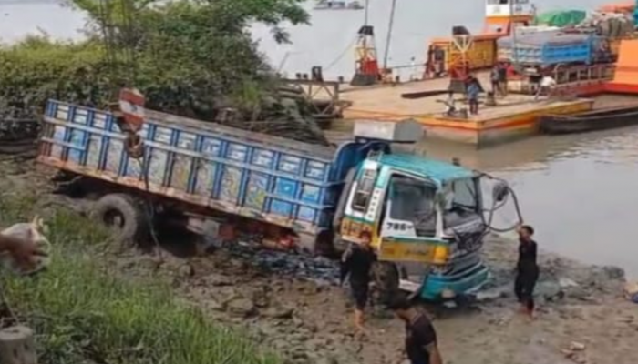 ​কালুরঘাট ফেরি থেকে পড়ে যাওয় ট্রাকটি উদ্ধার