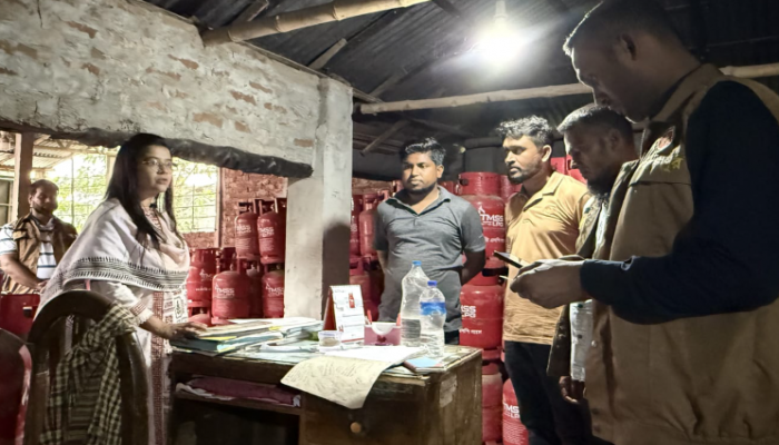 ​কালীগঞ্জে লাইসেন্স ছাড়াই মজুদ, কৃত্রিম সংকট তৈরির দায়ে দেড় লাখ টাকা জরিমানা