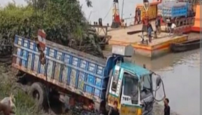 কালুরঘাট ফেরি থেকে পড়ে যাওয় ট্রাকটি উদ্ধার