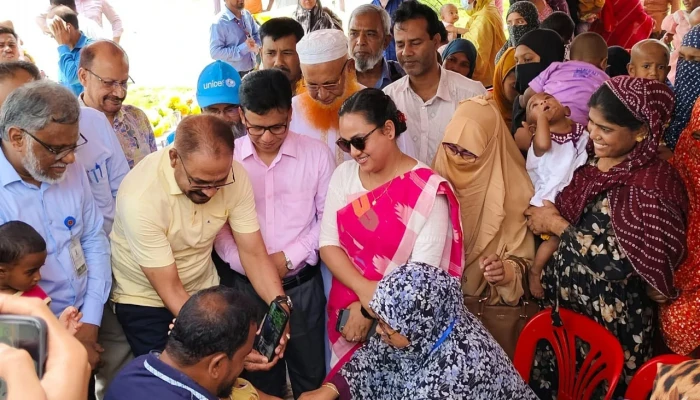 ময়মনসিংহে হামের টিকাদান কেন্দ্রে উপচেপড়া ভিড়, স্বস্তিতে অভিভাবকরা