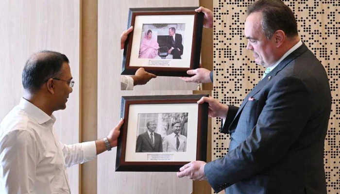 প্রধানমন্ত্রীকে স্মৃতিময় দুই ছবি উপহার মার্কিন রাষ্ট্রদূতের