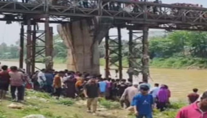 ​‎হবিগঞ্জে পৃথক দুর্ঘটনায় দুইজনের মৃত্যু: ব্রিজ থেকে পড়ে বৃদ্ধা, গাছের ডালে প্রাণ গেল আরেকজন