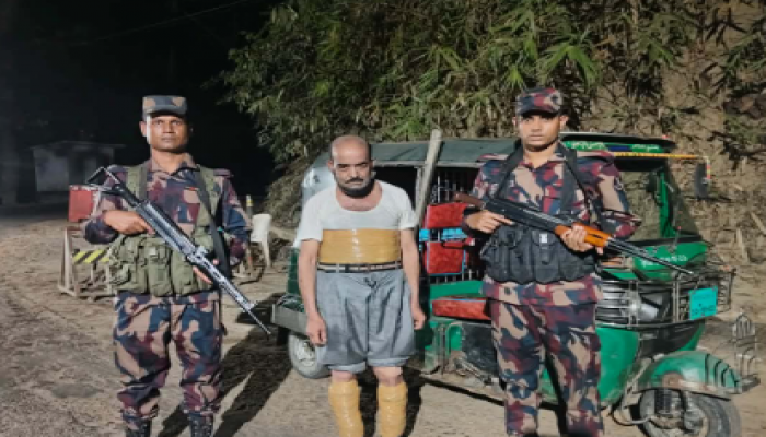 ​সিএনজিতে অভিনব কৌশলে গাঁজাসহ বিজিবির হাতে এক ব্যক্তি আটক