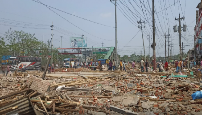 ​বুড়িচংয়ে মহাসড়কের পাশে ৪ শতাধিক অবৈধ স্থাপনা উচ্ছেদ