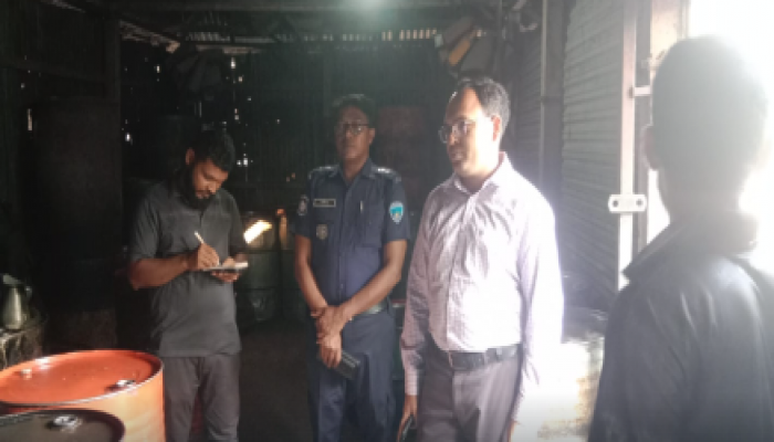 ​বুড়িচংয়ের নিমসারে ভ্রাম্যমাণ আদালতের অভিযান: অবৈধ তেল মজুদে জরিমানা