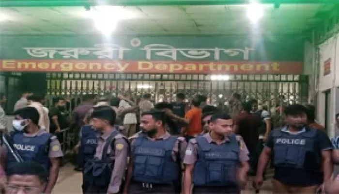 ঢাকা মেডিকেলে চিকিৎসকদের সঙ্গে ঢাবি শিক্ষার্থীদের সংঘর্ষ, জরুরি সেবা বন্ধ