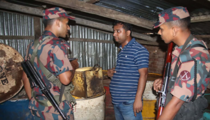 ​নাইক্ষ্যংছড়িতে তেলের ডিপো পাম্পে তেল মজুদ প্রতিরোধে বিজিবির নজরদারি