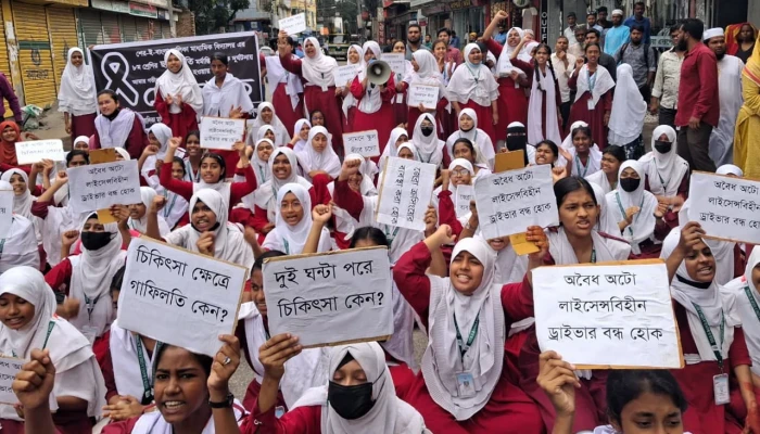 বরিশালে স্কুলছাত্রী নিহতের প্রতিবাদে সড়ক অবরোধ