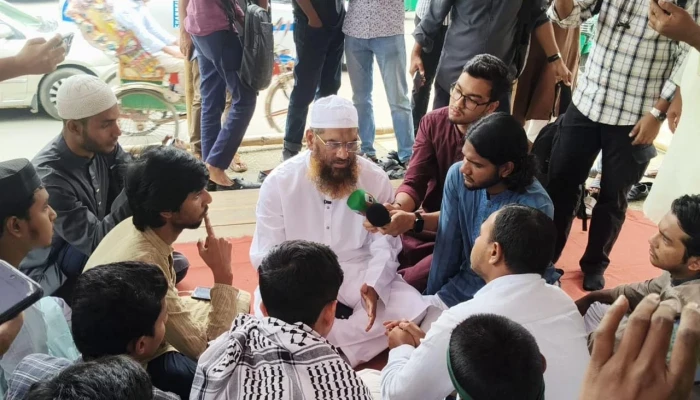 ঢাবিতে অনশনরতদের প্রতি সংহতি জানালেন মামুনুল হক