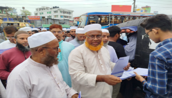 ​গণভোটের রায় বাস্তবায়নের দাবিতে বরিশাল মহানগর জামায়াতের লিফলেট বিতরণ