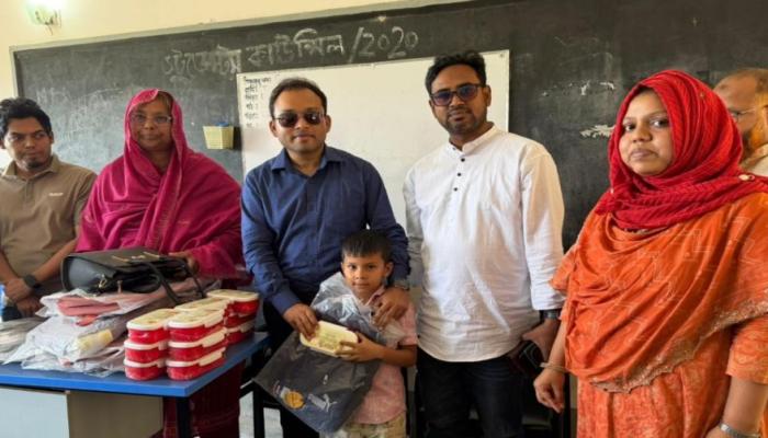 কুড়িগ্রামের উলিপুরে স্কুল পরিদর্শনে ইউএনও, শিক্ষার্থীদের মাঝে ব্যাগ ও টিফিন বক্স বিতরণ