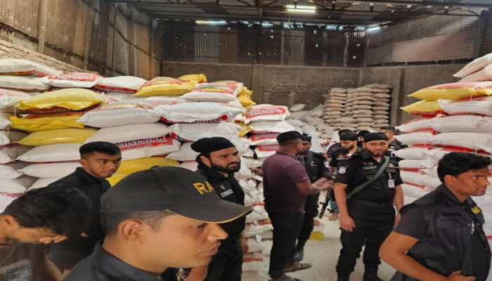 ঢাকা মহানগরীর শ্যামপুর থানাধীন জুরাইন বাজারে র‌্যাব-৪ এবং খাদ্যদ্রব্য নিয়ন্ত্রন অধিদপ্তর এর যৌথ অভিযানে বিপুল পরিমানে কালোবাজারি ওএমএস চাউল ও আটা উদ্ধার|