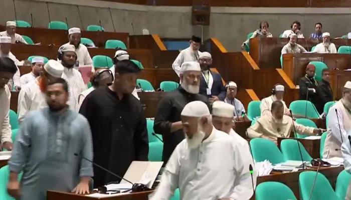 বিশ্বাস ভঙ্গের অভিযোগ এনে বিরোধী দলের ওয়াকআউট