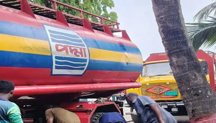 খুলনায় ট্যাংক লরি থেকে তেল চুরি, আটক ৫