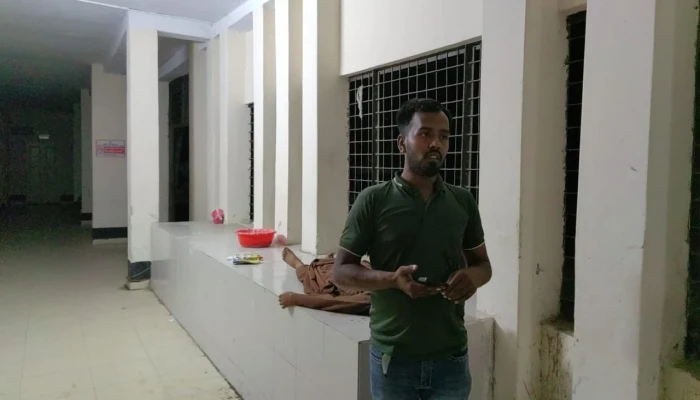 গাড়িচাপায় পড়ে আছে মাদরাসাছাত্রের লাশ, ১২ ঘণ্টায়ও মেলেনি পরিচয়