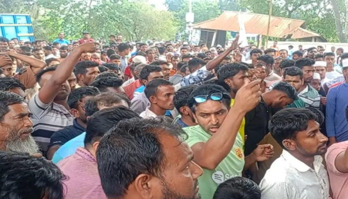 কুড়িগ্রামে এসিল্যান্ডের বিরুদ্ধে কৃষকদের বিক্ষোভ ও ইট নিক্ষেপ