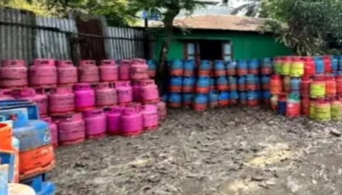 বানারীপাড়ায় গ্যাস সিলিন্ডার মজুদ ও অতিরিক্ত দামে বিক্রির অভিযোগে ডিলারকে লাখ টাকা জরিমানা