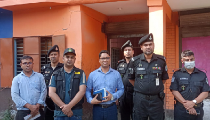 সাতক্ষীরায় ভোজ্য তেলের অবৈধ মজুদ বিরোধী অভিযানে দুইটি প্রতিষ্ঠানকে ৬০ হাজার টাকা অর্থদণ্ড করেছে র‍্যাব-৬, সিপিসি-১, সাতক্ষীরা ও জেলা ম‍্যাজিস্ট্রেট কর্তৃক পরিচালিত যৌথ আভিযানিক দল।