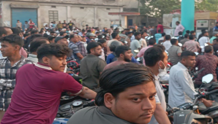 ​বুড়িচংয়ে তেলের পাম্পে দীর্ঘ লাইন জ্বালানি পেতে রোদ- গরমে মানুষের চরম ভোগান্তি