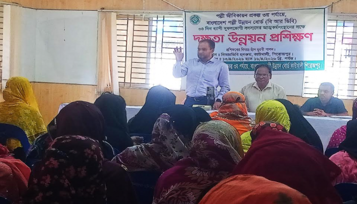 কাউখালীতে বিআরডিবির উদ্যোগে হাঁস-মুরগি পালনের প্রশিক্ষণ উদ্বোধন