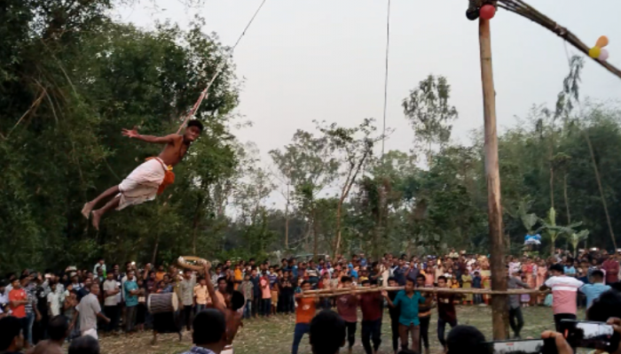 ফুলবাড়ীতে ঐতিহ্যের ঝলক: চড়ক পূজা ও গ্রামীণ মেলা অনুষ্ঠিত।