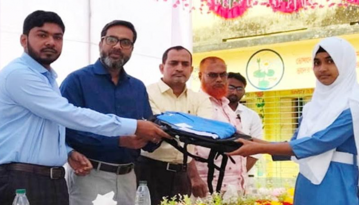 কুড়িগ্রামে সুবিধাবঞ্চিত ৩০০ শিক্ষার্থী পেলো বিনামূল্যে স্কুল ব্যাগ ও পোশাক