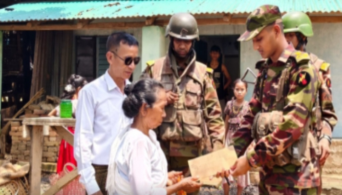 ​রাজস্থলীতে অগ্নিকাণ্ডে নিঃস্ব বিধবা পরিবার, সেনাবাহিনীর কাপ্তাই জোনের মানবিক সহায়তা