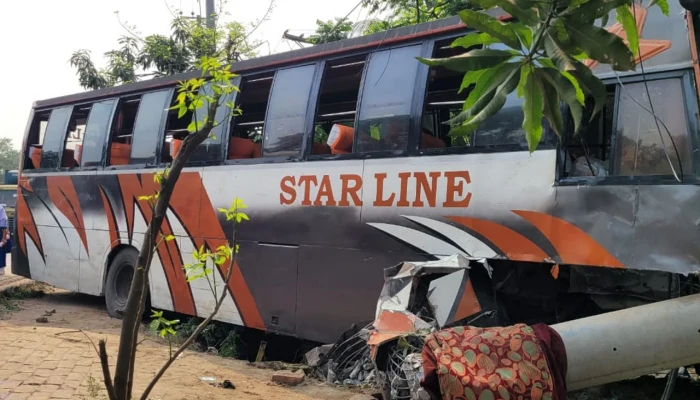 নিয়ন্ত্রণ হারিয়ে বিদ্যুতের খুঁটির সঙ্গে বাসের ধাক্কা, নিহত পথচারী