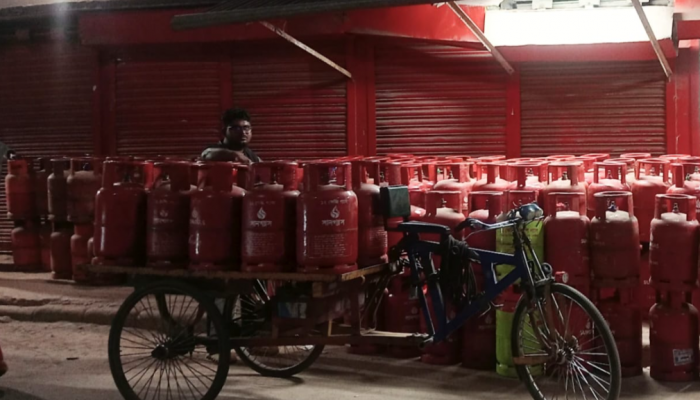 ​নিয়ন্ত্রণহীন এলপিজি গ্যাসের দাম, নির্ধারিত মূল্যের চেয়ে অতিরিক্ত আদায়
