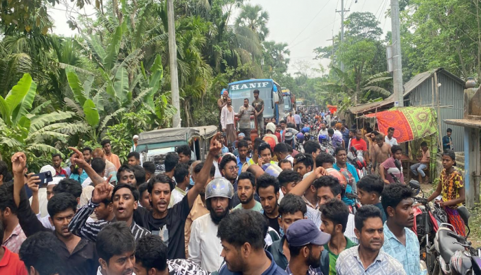 মঠবাড়িয়ায় জ্বালানি তেলের দাবিতে ৩ ঘণ্টা সড়ক অবরোধ