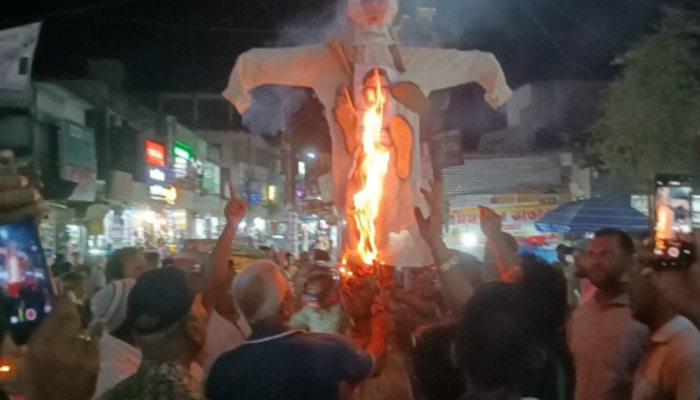 ফুলবাড়ীতে প্রধানমন্ত্রীকে নিয়ে কটুক্তির প্রতিবাদে বিক্ষোভ মিছিল ও কুশপুত্তলিকা দাহ