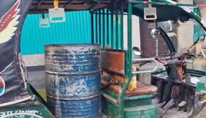 কুড়িগ্রামে অটোরিকশা থেকে ২২০ লিটার পেট্রোল উদ্ধার, খোঁজ নেই মালিকের
