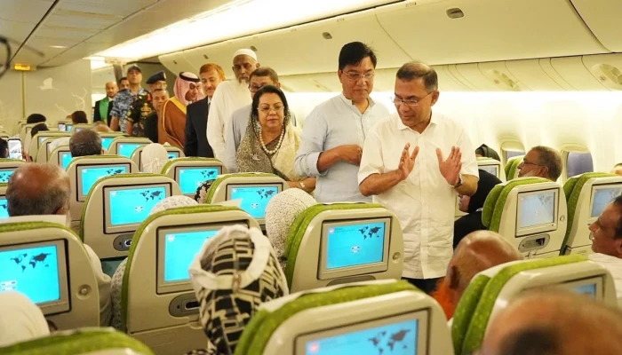 হজযাত্রীদের সঙ্গে কুশল বিনিময় করলেন প্রধানমন্ত্রী