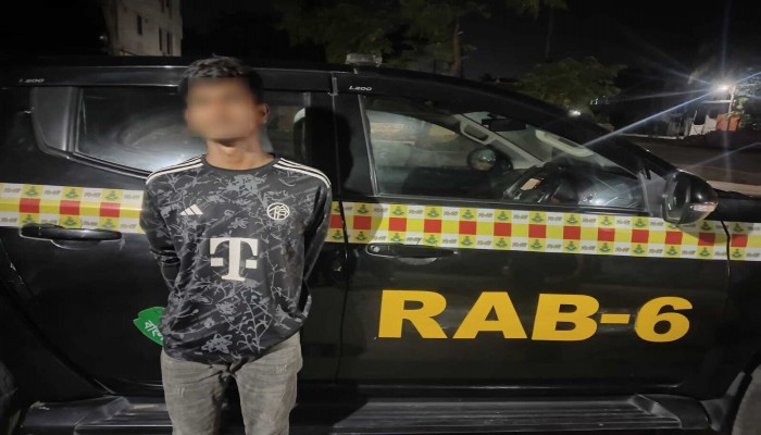 খুলনার 'বি কোম্পানির' সদস্য এবং গুলি করে হত্যা চেষ্টা মামলার প্রধান আসামি বাদশাকে (১৯) গ্রেফতার করেছে র‌্যাব-৬ স্পেশাল কোম্পানির আভিযানিক দল