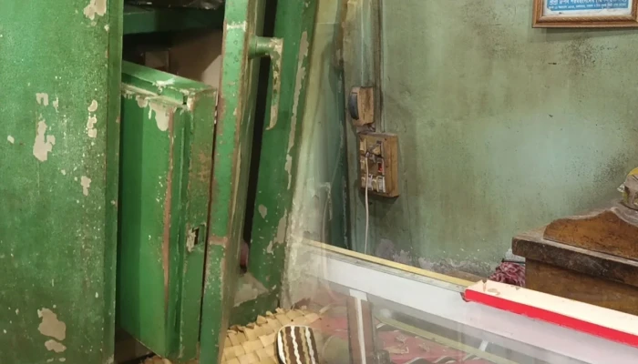 পাহারাদারকে বেঁধে ছয় দোকানে ডাকাতি, স্বর্ণালংকারসহ নগদ টাকা লুট