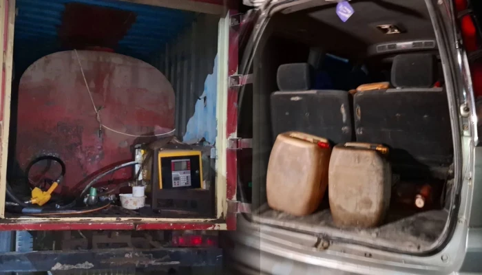কাভার্ড ভ্যানে ‘গোপন ফিলিং স্টেশন’, অ্যাম্বুলেন্সে করে জ্বালানি তেল পাচার