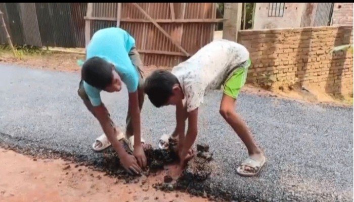 মুলাদীতে হাতের টানেই উঠছে সড়কের পিচ, কাজ বন্ধ করে দিলেন স্থানীয়রা