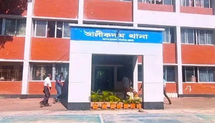 নিয়ন্ত্রণ হারিয়ে পাহাড়ে ধাক্কা লেগে মোটরসাইকেল আরোহী নিহত