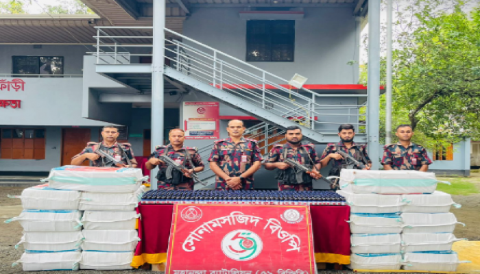 ​সোনামসজিদ সীমান্তে ৫৯ বিজিবির বড় সাফল্য ভারতীয় ট্রাকসহ প্রায় ৬ হাজার বোতল মাদক সিরাপ জব্দ