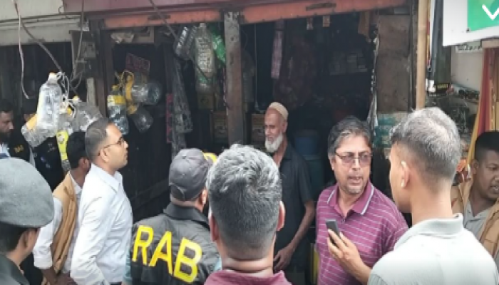 ​বানারীপাড়ায় ভোজ্য তেল মজুদ করার অপরাধে দুই. ব্যবসায়ীকে অর্থদন্ড