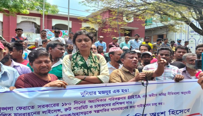 ৯ দফা দাবিতে বরিশালে ইজিবাইক-রিকশা শ্রমিকদের সমাবেশ