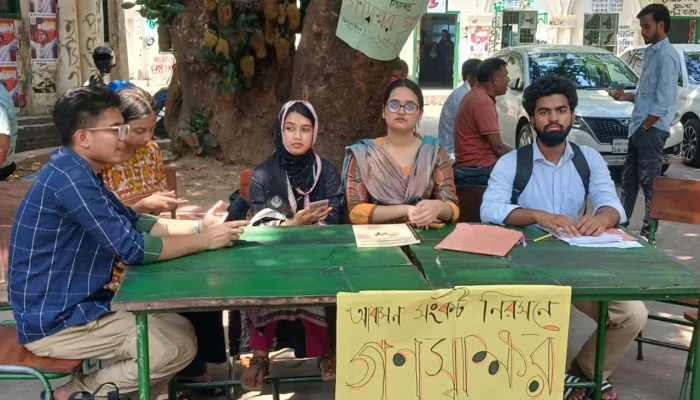 সিটের দাবিতে আন্দোলনে ঢাবির নবীন শিক্ষার্থীরা, গণস্বাক্ষর কর্মসূচি