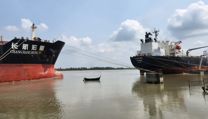 জ্বালানিবাহী আরো দুটি জাহাজ চট্টগ্রাম বন্দরে