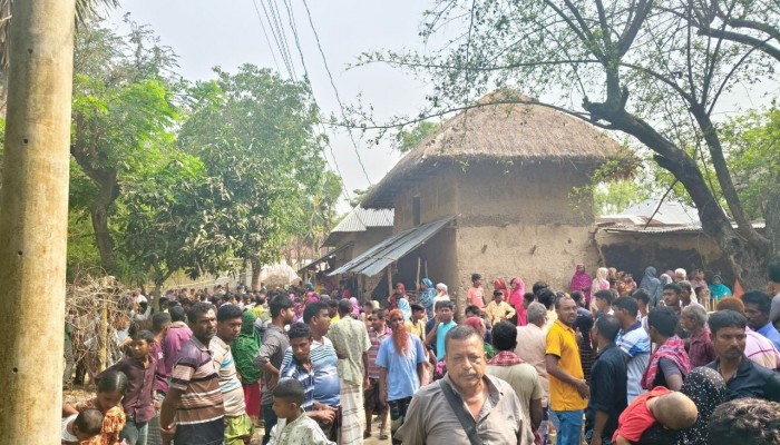 নিয়ামতপুরে একই পরিবারের চারজনকে নৃশংসভাবে হত্যা