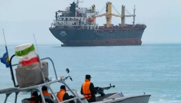 মার্কিন জাহাজে ইরানি ড্রোন হামলার দাবি, নৌ-অবরোধ নিয়ে নতুন বিতর্ক